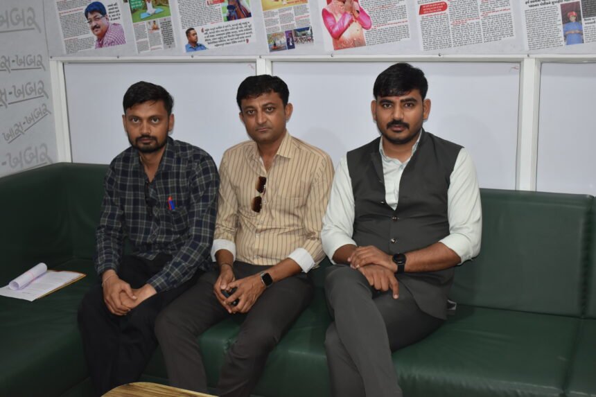 ‘ખાસ-ખબર’ કાર્યાલયની મુલાકાતે જીગરભાઈ સાટોડીયા, કિશનભાઈ ઠુંમર, ગોપાલભાઈ સખીયા તેમજ વત્સલભાઈ દુધાત્રા સહિતના સભ્યો આવ્યા હતા